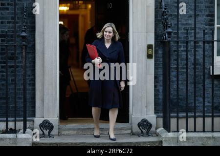 (190109) -- LONDON, 9. Januar 2019 (Xinhua) -- der britische Arbeits- und Rentensekretär Amber Rudd verlässt das Kabinett am 8. Januar in der 10 Downing Street in London. 2019. Die britische Regierung bestätigte am Dienstag, dass am 15. Januar eine verzögerte Abstimmung über den Brexit stattfinden wird. (Xinhua/Tim Ireland) BRITISCH-LONDON-KABINETTSITZUNG-BREXIT PUBLICATIONxNOTxINxCHN Stockfoto