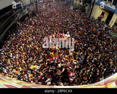 (190109) -- MANILA, 9. Januar 2019 -- Devotees versuchen, die lebensgroße Statue des Schwarzen Nazaräers während des jährlichen Festes des Schwarzen Nazaräers in Chinatown in Manila, Philippinen, 9. Januar 2019 zu berühren. Tausende von Anhängern der Schwarzen Nazarener strömten am Mittwoch in die Innenstadt von Quiapo in Manila, um sich der jährlichen Prozession zu Ehren einer lebensgroßen Statue anzuschließen, die als Schwarze Nazarener bekannt ist. Die Schwarze Nazarene wurde 1606 von Augustinern an Bord nach Manila gebracht. PHILIPPINEN-MANILA-SCHWARZ NAZARENE-JAHRESFEST ROUELLEXUMALI PUBLICATIONXNOTXINXCHN Stockfoto