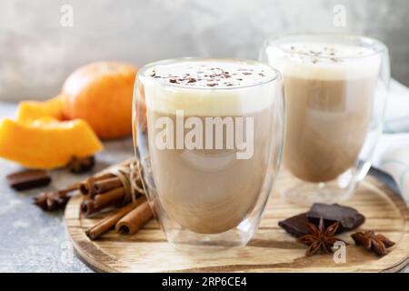 Saisonales Herbstkonzept mit Heißgetränk. Kürbis Latte Gewürzkaffee auf Steinhintergrund. Stockfoto