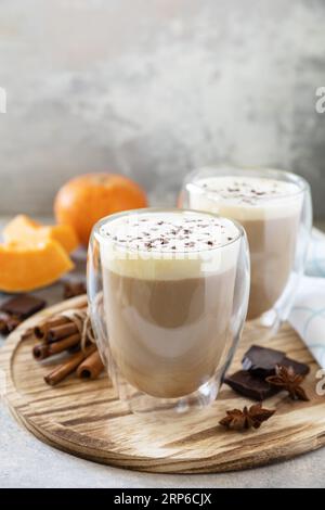 Saisonales Herbstkonzept mit Heißgetränk. Kürbis Latte Gewürzkaffee auf Steinhintergrund. Leerzeichen kopieren. Stockfoto