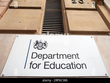 Westminster, London, Großbritannien. September 2023. Department for Education (DfE), 20 Great Smith Street, London, SW1P 3BT. Die DfE-Website https://www.gov.uk/government/organisations/department-for-education enthält auf ihrer Homepage einen artikel vom 31. August 2023 über verstärkten autoklavierten Porenbeton (RAAC) in Bildungseinrichtungen für staatlich finanzierte Schulen in England. Zu dieser Zeit wurde viel Kritik laut, weil es an Informationen mangelte, wann und ob Kinder von betroffenen Schulen im September wegen der Gefahren, die durch RAAC in den Schulen verursacht werden, und wegen möglicher Probleme bei der Kinderbetreuung zurückkehren. Anrede: Stephen Stockfoto