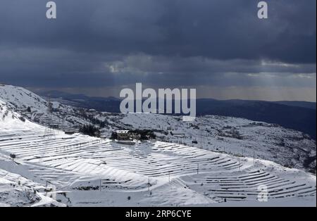 (190109) -- BEIRUT, 9. Januar 2019 (Xinhua) -- Foto vom 9. Januar 2019 zeigt die schneebedeckten Berggebiete im Osten von Beirut, Libanon. Ein großer Sturm, genannt Norma, traf den Libanon vom 6. Bis 9. Januar und brachte starke Regenfälle und Schneeschuhe in viele Gebiete des Landes. (Xinhua/Bilal Jawich) LIBANON-EXTREME WETTER PUBLICATIONxNOTxINxCHN Stockfoto