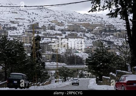 (190109) -- BEIRUT, 9. Januar 2019 (Xinhua) -- Foto aufgenommen am 9. Januar 2019 zeigt die schneebedeckten Gebäude in einem Berggebiet im Osten von Beirut, Libanon. Ein großer Sturm, genannt Norma, traf den Libanon vom 6. Bis 9. Januar und brachte starke Regenfälle und Schneeschuhe in viele Gebiete des Landes. (Xinhua/Bilal Jawich) LIBANON-EXTREME WETTER PUBLICATIONxNOTxINxCHN Stockfoto