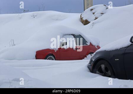 News Bilder des Tages (190109) -- BEIRUT, 9. Januar 2019 (Xinhua) -- Autos werden am 9. Januar 2019 in einem bergigen Gebiet im Osten von Beirut, Libanon, von schwerem Schnee bedeckt. Ein großer Sturm, genannt Norma, traf den Libanon vom 6. Bis 9. Januar und brachte starke Regenfälle und Schneeschuhe in viele Gebiete des Landes. (Xinhua/Bilal Jawich) LIBANON-EXTREME WETTER PUBLICATIONxNOTxINxCHN Stockfoto