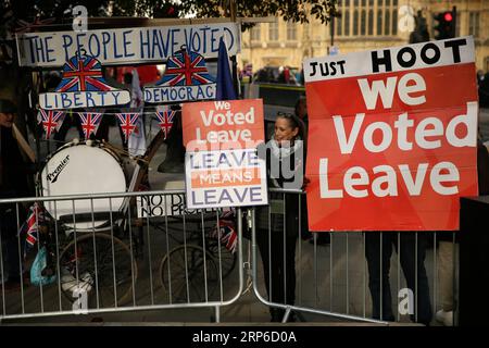 (190109) -- LONDON, 9. Januar 2019 (Xinhua) -- Pro-Brexit-Demonstranten halten am 9. Januar Plakate vor den Häusern des britischen Parlaments in London. 2019. Die britische Brexit-Debatte im Unterhaus über die vorgeschlagene Vereinbarung über die Bedingungen für den Austritt des Vereinigten Königreichs und die künftigen Beziehungen zur EU begann am Mittwoch vor der für den 15. Januar vorgesehenen Abstimmung. (Xinhua/Tim Ireland) GROSSBRITANNIEN-LONDON-BREXIT PUBLICATIONxNOTxINxCHN Stockfoto