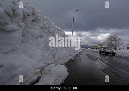 (190109) -- BEIRUT, 9. Januar 2019 (Xinhua) -- Ein Auto fährt am 9. Januar 2019 auf einer Autobahn mit starkem Schnee auf beiden Seiten in einem bergigen Gebiet im Osten von Beirut im Libanon. Ein großer Sturm, genannt Norma, traf den Libanon vom 6. Bis 9. Januar und brachte starke Regenfälle und Schneeschuhe in viele Gebiete des Landes. (Xinhua/Bilal Jawich) LIBANON-EXTREME WETTER PUBLICATIONxNOTxINxCHN Stockfoto