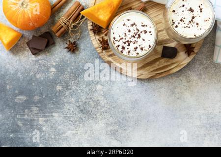 Kürbis Latte Gewürzkaffee auf Steinhintergrund. Saisonales Herbstkonzept mit Heißgetränk. Ansicht von oben. Leerzeichen kopieren. Stockfoto
