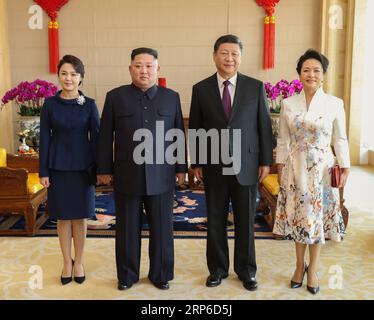 News Bilder des Tages (190110) -- PEKING, 10. Januar 2019 -- Xi Jinping (2. R), Generalsekretär des Zentralkomitees der Kommunistischen Partei Chinas und chinesischer Präsident, und seine Frau Peng Liyuan (1. R) posiert für Fotos mit Kim Jong UN (2. L), Vorsitzender der Arbeiterpartei Koreas und Vorsitzender der Staatskommission der Demokratischen Volksrepublik Korea, und seine Frau Ri Sol Ju im Beijing Hotel in Peking, Hauptstadt Chinas, 9. Januar 2019. XI Jinping führte am Dienstag Gespräche mit Kim Jong UN, der am selben Tag in Peking zu einem Besuch in China ankam. Am Mittwoch, Xi Jinp Stockfoto