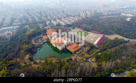 (190110) -- PEKING, 10. Januar 2019 (Xinhua) -- Luftaufnahme, aufgenommen am 26. Februar 2017, zeigt einen Blick auf den Paotaiwan State Feuchtgebiet Park in Wusong von Shanghai, Ostchina. Der Park war früher Standort für Stahlschlacke und Eisensandbergwerke. Im November 2013 hielt das 18. Zentralkomitee der Kommunistischen Partei Chinas seine dritte Plenartagung ab, um sich auf eine umfassende Vertiefung der Reformen zu konzentrieren. In den fünf Jahren nach der Sitzung hat Chinas ökologisches Zivilisationssystem rasch Gestalt angenommen, und die ökologische Umwelt wurde erheblich verbessert. (Xinhua/Pei Xin) CHINA-UMWELT Stockfoto