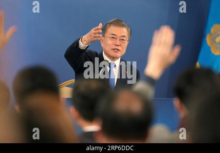 News Bilder des Tages (190110) -- SEOUL, 10. Januar 2019 -- der südkoreanische Präsident Moon Jae-in hält am 10. Januar 2019 im Blue House in Seoul, Südkorea, eine Neujahrspressekonferenz ab. China habe eine positive Rolle bei der Entnuklearisierung der koreanischen Halbinsel und der Verbesserung der Beziehungen zwischen Korea gespielt, sagte Moon in seiner Neujahrspressekonferenz hier am Donnerstag. ) SÜDKOREA-MOND JAE-IN-NEW YEAR PRESSEKONFERENZ NEWSIS PUBLICATIONXNOTXINXCHN Stockfoto