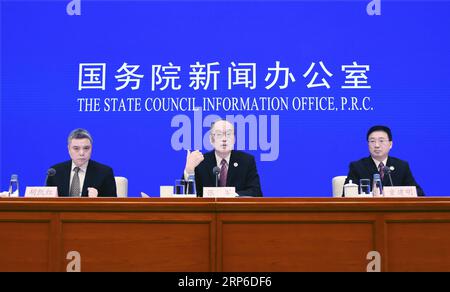 (190110) -- PEKING, 10. Januar 2019 (Xinhua) -- Zhang Jun (C), Generalstaatsanwalt der Obersten Volksstaatsanwaltschaft (SPP), und Tong Jianming (R), stellvertretender Generalstaatsanwalt der SPP, stellen die institutionelle Reform der SPP und die Ausübung der Rechtsaufsicht auf einer Pressekonferenz in Peking, Hauptstadt Chinas, am 3. Januar 2019 vor. Im November 2013 hielt das 18. Zentralkomitee der Kommunistischen Partei Chinas seine dritte Plenartagung ab, um sich auf eine umfassende Vertiefung der Reformen zu konzentrieren. China hat bei der Vertiefung der Reformen in seinen Justiz- und Sozialsystemen in den f-Ländern rundum Fortschritte erzielt Stockfoto