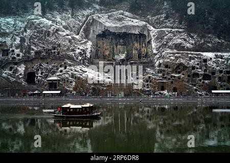 (190110) -- PEKING, 10. Januar 2019 (Xinhua) -- Foto aufgenommen am 9. Januar 2019 zeigt die schneebedeckten Longmen Grotten in Luoyang, der zentralchinesischen Provinz Henan. (Xinhua/Li an) XINHUA FOTOS DES TAGES PUBLICATIONxNOTxINxCHN Stockfoto