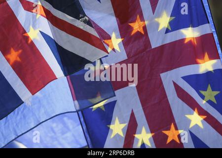 (190110) -- PEKING, 10. Januar 2019 (Xinhua) -- Flaggen der EU und des Vereinigten Königreichs werden am 9. Januar vor dem House of Parliament in London, Großbritannien, gesehen. 2019. Die britische Brexit-Debatte im Unterhaus über die vorgeschlagene Vereinbarung über die Bedingungen für den Austritt des Vereinigten Königreichs und die künftigen Beziehungen zur EU begann am Mittwoch vor der für den 15. Januar vorgesehenen Abstimmung. (Xinhua/Tim Irland) XINHUA FOTOS DES TAGES PUBLICATIONxNOTxINxCHN Stockfoto