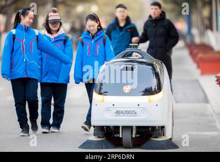 (190110) -- PEKING, 10. Januar 2019 -- Ein selbstfahrender Kehrwagen wird an der Inner Mongolia Normal University in Hohhot, Nordchinas Autonome Region Innere Mongolei, 9. Januar 2019 in Betrieb genommen. ) XINHUA FOTOS DES TAGES DingxGenhou PUBLICATIONxNOTxINxCHN Stockfoto