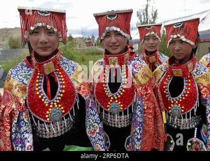 (190110) -- PEKING, 10. Januar 2019 (Xinhua) -- Foto aufgenommen am 8. August 2015 zeigt Volkskünstler, die für ein Foto posieren, bevor sie traditionellen xuan-Tanz im Zanda County der Präfektur Ngari, der autonomen Region Tibet im Südwesten Chinas, aufführen. Zanda bietet die einzigartige Landschaft des Erdwaldes und die gut erhaltene Stätte des Königreichs Guge. Das antike Königreich Guge wurde um das 9. Jahrhundert gegründet, verschwand aber auf mysteriöse Weise im 17. Jahrhundert. Ngari, in einer durchschnittlichen Höhe von 4.500 Metern, wird auch als die Spitze des Dachs der Welt bezeichnet. Es war schon immer das Kronjuwel für Abenteurer und Archäologen Stockfoto