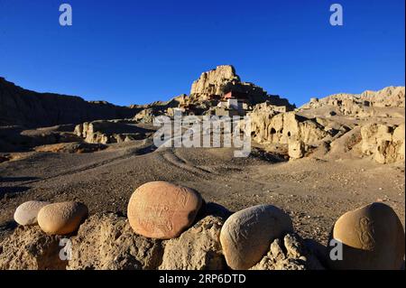 (190110) -- PEKING, 10. Januar 2019 (Xinhua) -- Foto aufgenommen am 22. Oktober 2014 zeigt die Ruinen des Königreichs Guge in der Provinz Zanda der Präfektur Ngari, der autonomen Region Tibet im Südwesten Chinas. Zanda bietet die einzigartige Landschaft des Erdwaldes und die gut erhaltene Stätte des Königreichs Guge. Das antike Königreich Guge wurde um das 9. Jahrhundert gegründet, verschwand aber auf mysteriöse Weise im 17. Jahrhundert. Ngari, in einer durchschnittlichen Höhe von 4.500 Metern, wird auch als die Spitze des Dachs der Welt bezeichnet. Es war schon immer das Kronjuwel für Abenteurer und Archäologen, und danach kamen Touristen. (Xinhua/L Stockfoto