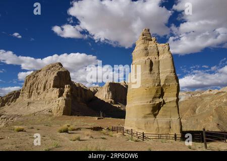 (190110) -- PEKING, 10. Januar 2019 (Xinhua) -- Foto aufgenommen am 10. September 2018 zeigt die einzigartige Landschaft des Erdwaldes in der Provinz Zanda der Präfektur Ngari, der autonomen Region Tibet im Südwesten Chinas. Zanda bietet die einzigartige Landschaft des Erdwaldes und die gut erhaltene Stätte des Königreichs Guge. Das antike Königreich Guge wurde um das 9. Jahrhundert gegründet, verschwand aber auf mysteriöse Weise im 17. Jahrhundert. Ngari, in einer durchschnittlichen Höhe von 4.500 Metern, wird auch als die Spitze des Dachs der Welt bezeichnet. Es war schon immer das Kronjuwel für Abenteurer und Archäologen, und danach kamen Touristen. ( Stockfoto