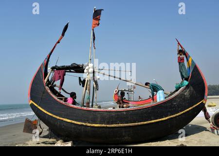 (190110) -- TEKNAF, 10. Januar 2019 -- Fischer bereiten ein Fischernetz in der Nähe eines Bootes bei Teknaf in Cox s Bazar, Bangladesch, 9. Januar 2019 vor. Teknaf, bekannt als faszinierender Fischerhafen, grenzt an die Bucht von Bengalen im Süden, liegt im Cox's Bazar Bezirk, etwa 292 km südöstlich von Dhaka. Stringer) BANGLADESCH-TEKNAF-FISHING-BOATS Naim-ul-karim PUBLICATIONxNOTxINxCHN Stockfoto