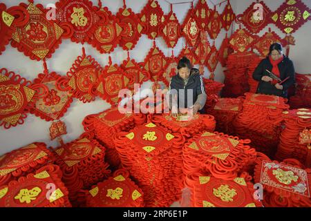 (190110) -- XINGTAI, 10. Januar 2019 (Xinhua) -- Dorfbewohner machen chinesische Knoten in Vorbereitung auf das bevorstehende Frühlingsfest im Xingtai County, nordchinesische Provinz Hebei, 10. Januar 2019. Das Frühlingsfest, oder chinesisches Mondneujahr, findet dieses Jahr am 5. Februar statt. (Xinhua/Chen Lei) CHINA-HEBEI-XINGTAI-CHINESE KNOT (CN) PUBLICATIONxNOTxINxCHN Stockfoto