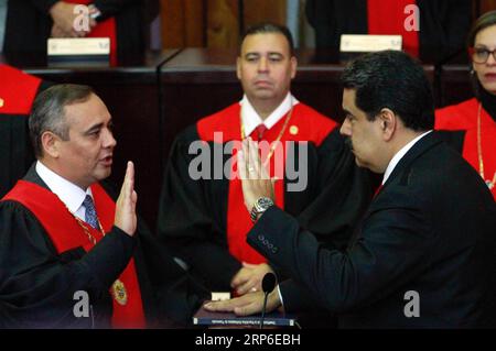 (190110) -- CARACAS, 10. Januar 2019 -- der venezolanische Präsident Nicolas Maduro (R, Front) wird vom Präsidenten des Obersten Gerichtshofs Maikel Moreno (L, Front) während der Einweihungszeremonie des Präsidenten in Caracas, Venezuela, am 10. Januar 2019 vereidigt. Der venezolanische Präsident Nicolas Maduro wurde vor dem Obersten Gerichtshof vereidigt, am Donnerstag eine neue sechsjährige Amtszeit einzuleiten. Andrea Romero) VENEZUELA-CARACAS-NICOLAS MADURO-AMTSEINFÜHRUNG DES PRÄSIDENTEN BorisxVergara PUBLICATIONxNOTxINxCHN Stockfoto