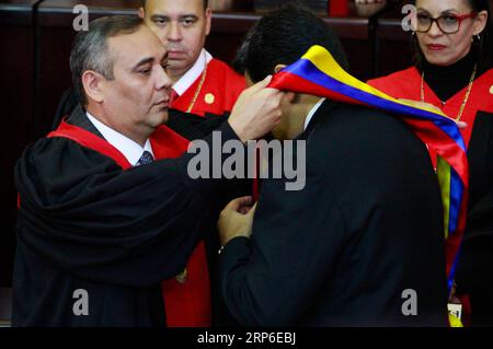 (190110) -- CARACAS, 10. Januar 2019 -- der venezolanische Präsident Nicolas Maduro (R, Front) erhält die Präsidentenflosse vom Präsidenten des Obersten Gerichtshofs Maikel Moreno während der Einweihungszeremonie des Präsidenten in Caracas, Venezuela, am 10. Januar 2019. Nicolas Maduro wurde vor dem Obersten Gerichtshof vereidigt, am Donnerstag eine neue sechsjährige Amtszeit zu beginnen. Andrea Romero) VENEZUELA-CARACAS-NICOLAS MADURO-AMTSEINFÜHRUNG DES PRÄSIDENTEN BorisxVergara PUBLICATIONxNOTxINxCHN Stockfoto