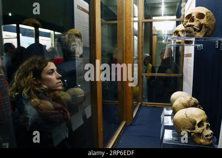 (190110) -- KAIRO, 10. Januar 2019 -- Eine Frau betrachtet Schädel während einer temporären Ausstellung mit dem Titel Wiederentdeckung der Toten im Ägyptischen Museum in Kairo, Ägypten, am 10. Januar 2019. Die Ausstellung, die 15 Schädel beider Geschlechter und verschiedener Altersgruppen zeigt, ist die erste ihrer Art im Ägyptischen Museum. Die Ausstellung, die am Donnerstag eröffnet wurde, dauert bis Ende Januar. ) ÄGYPTEN-KAIRO-ÄGYPTISCHES MUSEUM-AUSSTELLUNG-WIEDERENTDECKUNG DER TOTEN AHMEDXGOMAA PUBLICATIONXNOTXINXCHN Stockfoto