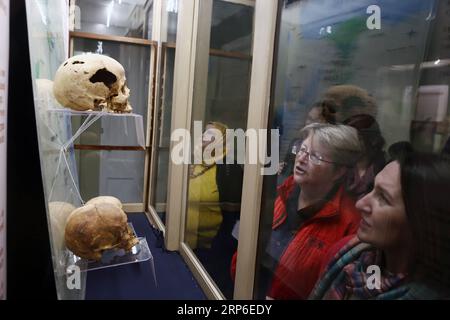 (190110) -- KAIRO, 10. Januar 2019 -- Menschen besuchen am 10. Januar 2019 eine temporäre Ausstellung mit dem Titel Wiederentdeckung der Toten im Ägyptischen Museum in Kairo, Ägypten. Die Ausstellung, die 15 Schädel beider Geschlechter und verschiedener Altersgruppen zeigt, ist die erste ihrer Art im Ägyptischen Museum. Die Ausstellung, die am Donnerstag eröffnet wurde, dauert bis Ende Januar. ) ÄGYPTEN-KAIRO-ÄGYPTISCHES MUSEUM-AUSSTELLUNG-WIEDERENTDECKUNG DER TOTEN AHMEDXGOMAA PUBLICATIONXNOTXINXCHN Stockfoto