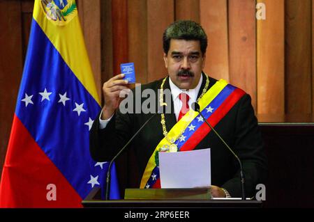 (190110) -- CARACAS, 10. Januar 2019 -- der venezolanische Präsident Nicolas Maduro hält eine kleine Kopie der Verfassung, während er eine Rede während der Einweihungszeremonie des Präsidenten in Caracas, Venezuela, am 10. Januar 2019 hält. Nicolas Maduro wurde vor dem Obersten Gerichtshof vereidigt, am Donnerstag eine neue sechsjährige Amtszeit zu beginnen. Andrea Romero) VENEZUELA-CARACAS-NICOLAS MADURO-AMTSEINFÜHRUNG DES PRÄSIDENTEN BorisxVergara PUBLICATIONxNOTxINxCHN Stockfoto