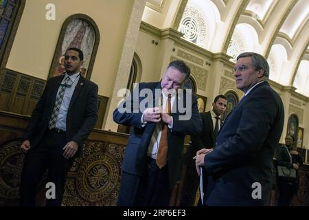 (190110) -- KAIRO, 10. Januar 2019 -- US-Außenminister Mike Pompeo (C) besucht am 10. Januar 2019 die neu eingeweihte Christuskrippe-Kathedrale in Ägyptens neuer Verwaltungshauptstadt, etwa 50 km östlich von Kairo, Ägypten. US-Außenminister Mike Pompeo sagte am Donnerstag, dass die Vereinigten Staaten Diplomatie einsetzen und mit Partnern zusammenarbeiten werden, um den Einfluss des Iran in der Nahost-Region einzudämmen. ) ÄGYPTEN-NEUE VERWALTUNGSHAUPTSTADT-USA-POMPEO-VISIT MOHAMEDXHOSSAM PUBLICATIONXNOTXINXCHN Stockfoto