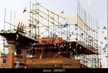 (190111) -- PEKING, 11. Januar 2019 -- Menschen arbeiten am 10. Januar 2019 an einer Wiederaufbaustelle des Patan-Durbar-Platzes in Lalitpur, Nepal. ) XINHUA-FOTOS DES TAGES sunilxsharma PUBLICATIONxNOTxINxCHN Stockfoto