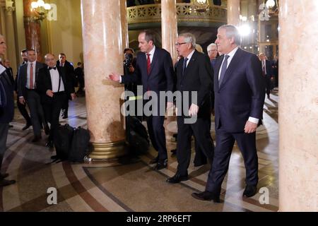 (190110) -- BUKAREST, 10. Januar 2019 -- der Präsident der Europäischen Kommission Jean-Claude Juncker (2. R) trifft am 10. Januar 2019 im rumänischen Atheneum zu einer offiziellen Einweihungszeremonie zum Beginn des rumänischen Ratsvorsitzes der Europäischen Union (EU) in Bukarest, der Hauptstadt Rumäniens, ein. Rumänien übernimmt auf europäischer Ebene durch den Vorsitz des Rates der Europäischen Union (EU) eine Vorreiterrolle, und das Hauptziel seines Mandats ist die Konsolidierung eines kohärenteren, geeinteren und stärkeren Europas, sagte Präsident Klaus Iohannis am späten Donnerstag beim Beamten Stockfoto