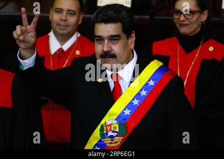 (190110) -- CARACAS, 10. Januar 2019 -- der venezolanische Präsident Nicolas Maduro (C) macht Gesten während der Einweihungszeremonie des Präsidenten in Caracas, Venezuela, am 10. Januar 2019. Nicolas Maduro wurde vor dem Obersten Gerichtshof vereidigt, am Donnerstag eine neue sechsjährige Amtszeit zu beginnen. Andrea Romero) VENEZUELA-CARACAS-NICOLAS MADURO-AMTSEINFÜHRUNG DES PRÄSIDENTEN BorisxVergara PUBLICATIONxNOTxINxCHN Stockfoto