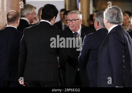 (190110) -- BUKAREST, 10. Januar 2019 -- der Präsident der Europäischen Kommission Jean-Claude Juncker (C) trifft am 10. Januar 2019 im rumänischen Atheneum zu einer offiziellen Einweihungszeremonie zum Beginn des rumänischen Ratsvorsitzes der Europäischen Union (EU) in Bukarest, der Hauptstadt Rumäniens, ein. Rumänien übernimmt auf europäischer Ebene durch den Vorsitz des Rates der Europäischen Union (EU) eine Vorreiterrolle, und das Hauptziel seines Mandats ist die Konsolidierung eines kohärenteren, geeinteren und stärkeren Europas, sagte Präsident Klaus Iohannis am späten Donnerstag auf der offiziellen Inau Stockfoto