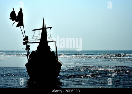 (190111) -- PEKING, 11. Januar 2019 -- Foto aufgenommen am 9. Januar 2019 zeigt ein Fischerboot bei Teknaf in Cox s Bazar, Bangladesch. Stringer) XINHUA-FOTOS DES TAGES Naim-ul-karim PUBLICATIONxNOTxINxCHN Stockfoto