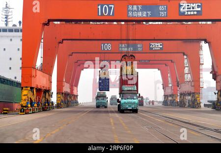 (190111) -- SHIJIAZHUANG, 11. Januar 2019 (Xinhua) -- Container werden in einem Hafen in Tangshan, nordchinesische Provinz Hebei, 11. Januar 2019, auf LKWs geladen. Die Häfen der Provinz beförderten 2018 1,156 Milliarden Tonnen Fracht, mit einem Wachstum von 6,2 Prozent gegenüber dem Vorjahr. (Xinhua/Yang Shiyao) CHINA-ECONOMY-HEBEI-PORT (CN) PUBLICATIONxNOTxINxCHN Stockfoto