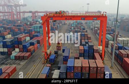 (190111) -- SHIJIAZHUANG, 11. Januar 2019 (Xinhua) -- Luftaufnahme vom 11. Januar 2019 zeigt die Ansicht eines Containerhafens in Tangshan, nordchinesische Provinz Hebei. Die Häfen der Provinz beförderten 2018 1,156 Milliarden Tonnen Fracht, mit einem Wachstum von 6,2 Prozent gegenüber dem Vorjahr. (Xinhua/Yang Shiyao) CHINA-ECONOMY-HEBEI-PORT (CN) PUBLICATIONxNOTxINxCHN Stockfoto