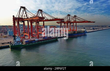 (190111) -- SHIJIAZHUANG, 11. Januar 2019 (Xinhua) -- Frachtschiffe legen in einem Containerhafen in Tangshan, nordchinesische Provinz Hebei, 9. Januar 2019 an. Die Häfen der Provinz beförderten 2018 1,156 Milliarden Tonnen Fracht, mit einem Wachstum von 6,2 Prozent gegenüber dem Vorjahr. (Xinhua/Yang Shiyao) CHINA-ECONOMY-HEBEI-PORT (CN) PUBLICATIONxNOTxINxCHN Stockfoto