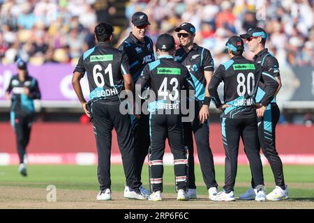 Birmingham, Großbritannien. September 2023. Blackcaps feiern ein Wicket während des England Men vs New Zealand 3rd Vitality T20 International Match zwischen England und Neuseeland am 3. September 2023 auf dem Edgbaston Cricket Ground in Birmingham. Foto von Stuart Leggett. Nur redaktionelle Verwendung, Lizenz für kommerzielle Nutzung erforderlich. Keine Verwendung bei Wetten, Spielen oder Veröffentlichungen eines einzelnen Vereins/einer Liga/eines einzelnen Spielers. Credit: UK Sports Pics Ltd/Alamy Live News Stockfoto