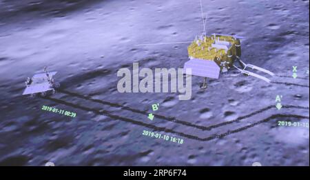 (190111) -- PEKING, 11. Januar 2019 -- der Bildschirm im Beijing Aerospace Control Center zeigt, wie der Chang e-4 Lander (R) und der Yutu-2 rover miteinander fotografieren, 11. Januar 2019. ) Xinhua Schlagzeilen: China erklärt Chang e-4 Mission zum vollständigen Erfolg JinxLiwang PUBLICATIONxNOTxINxCHN Stockfoto