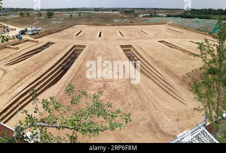 (190111) -- XI AN, 11. Januar 2019 (Xinhua) -- das Foto zeigt die Ausgrabungsstätte eines Grabes aus den sechzehn Königreichen (304-439 n. Chr.) im Dorf Leijia in Xixian New Area, Provinz Shaanxi im Nordwesten Chinas. Archäologen in der nordwestchinesischen Provinz Shaanxi sagten am Freitag, dass sie eine alte Grabgruppe aus mehr als 1.500 Jahren in einem Dorf in der Provinz entdeckt haben. Archäologen der Shaanxi Academy of Archaeology sagten, dass eine Gruppe von 12 Gräbern aus den Sechzehn Königreichen (304-439 n. Chr.) von 2017 bis 2018 im Dorf Leijia in Xixian New Area, alo, ausgegraben wurde Stockfoto