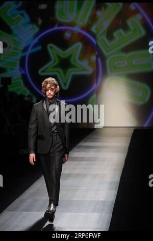 (190112) -- MAILAND, 12. Januar 2019 (Xinhua) -- Ein Model präsentiert eine Kreation auf der Frankie Morello Show während der Mailänder Herrenmodewoche in Mailand, Italien, 12. Januar 2019. Die Mailand Fashion Week Herbst/Winter 2019/20 startete am Freitag in Mailand. (Xinhua/Cheng Tingting) ITALY-MILAN-MEN S FASHION WEEK-FRANKIE MORELLO PUBLICATIONxNOTxINxCHN Stockfoto