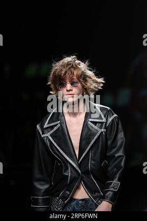 (190112) -- MAILAND, 12. Januar 2019 (Xinhua) -- Ein Model präsentiert eine Kreation auf der Frankie Morello Show während der Mailänder Herrenmodewoche in Mailand, Italien, 12. Januar 2019. Die Mailand Fashion Week Herbst/Winter 2019/20 startete am Freitag in Mailand. (Xinhua/Cheng Tingting) ITALY-MILAN-MEN S FASHION WEEK-FRANKIE MORELLO PUBLICATIONxNOTxINxCHN Stockfoto