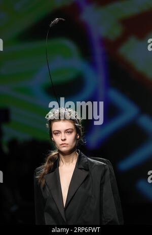 (190112) -- MAILAND, 12. Januar 2019 (Xinhua) -- Ein Model präsentiert eine Kreation auf der Frankie Morello Show während der Mailänder Herrenmodewoche in Mailand, Italien, 12. Januar 2019. Die Mailand Fashion Week Herbst/Winter 2019/20 startete am Freitag in Mailand. (Xinhua/Cheng Tingting) ITALY-MILAN-MEN S FASHION WEEK-FRANKIE MORELLO PUBLICATIONxNOTxINxCHN Stockfoto