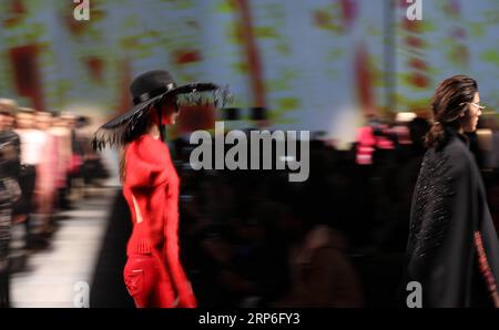 (190112) -- MAILAND, 12. Januar 2019 (Xinhua) -- Models präsentieren Kreationen auf der Frankie Morello Show während der Mailänder Herrenmodewoche in Mailand, Italien, 12. Januar 2019. Die Mailand Fashion Week Herbst/Winter 2019/20 startete am Freitag in Mailand. (Xinhua/Cheng Tingting) ITALY-MILAN-MEN S FASHION WEEK-FRANKIE MORELLO PUBLICATIONxNOTxINxCHN Stockfoto
