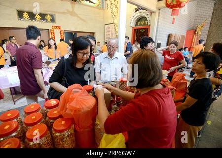 (190113) -- KUALA LUMPUR, 13. Januar 2019 -- People do Spring Festival Shopping während des LABA Festivals in Kuala Lumpur, Malaysia, 13. Januar 2019. Das LABA Festival, buchstäblich der achte Tag des 12. Mondmonats, gilt als Auftakt zum Frühlingsfest, dem chinesischen Neujahrsfest. Es ist üblich, LABA Porridge an diesem Tag zu essen. ) MALAYSIA-KUALA LUMPUR-CHINESISCHES NEUJAHRSFEST CHONGXVOONXCHUNG PUBLICATIONXNOTXINXCHN Stockfoto