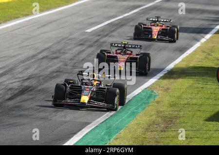 01 VERSTAPPEN Max (nld), Red Bull Racing RB19, Action 55 SAINZ Carlos (Spa), Scuderia Ferrari SF-23, Action 16 LECLERC Charles (mco), Scuderia Ferrari SF-23, Action während der Formel 1 Pirelli Grand Premio dÂ&#x80;&#x99;Italia Grand Prix, 14. Runde der Formel-1-Weltmeisterschaft 2023 vom 1. Bis 3. September, Action 2023 2023 auf dem Autodromo Nazionale di Monza, in Monza, Italien Stockfoto