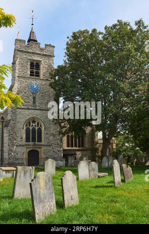 Der Turm aus dem 15. Jahrhundert der Kirche St Nicolas, Chiswick, London Stockfoto