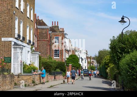 Historische Häuser entlang der Chiswick Mall, West London, UK, im Sommer, mit Fußgängern und Walpole House in der Mitte Stockfoto