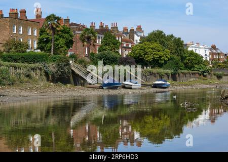 Historische georgianische und viktorianische Häuser entlang der Chiswick Mall, Chiswick, London, Großbritannien, im Sommer vom Ufer der Themse aus gesehen Stockfoto