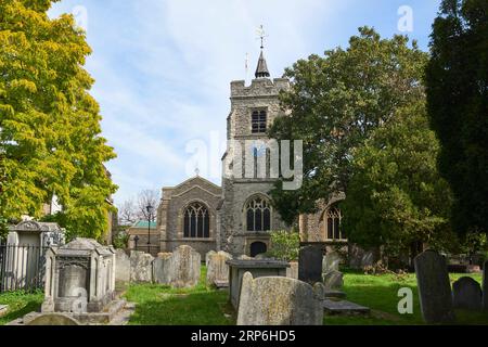 Die historische denkmalgeschützte Kirche St Nicolas in Old Chiswick, London, mit einem Turm aus dem 15. Jahrhundert Stockfoto